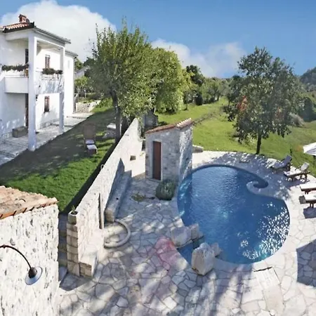Vila Breathtaking With A Private Pool